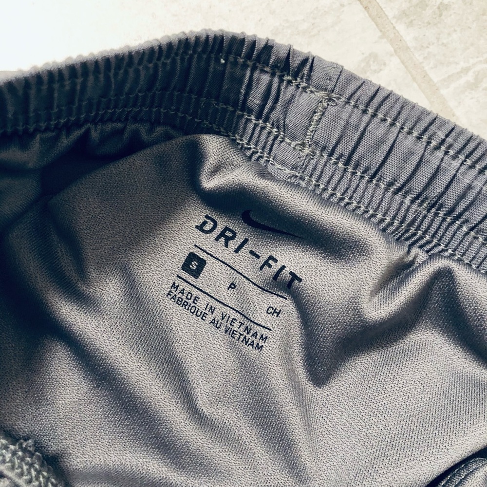NIKE GIRLS SHORTS! Sz Small 6/7. - Picture 3 of 3